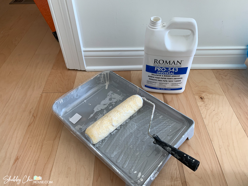 paint roller and tray used to apply Roman's PRO-543 wallpaper & border adhesive