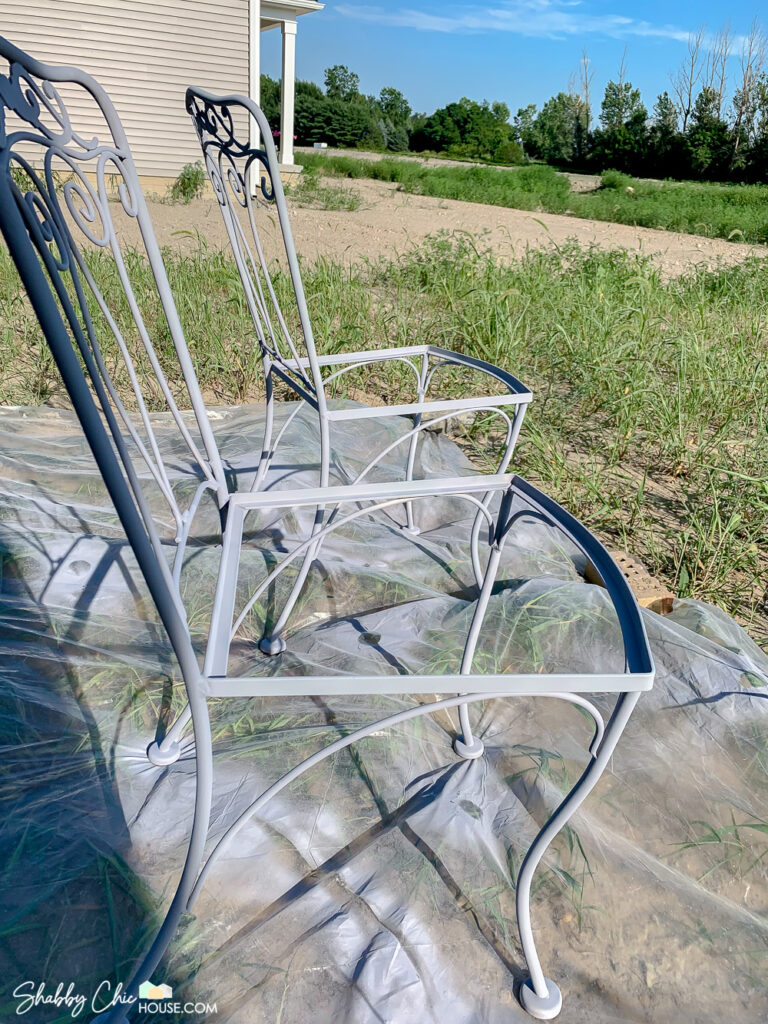 صندلی های حیاط فرفورژه قبل از رنگ آمیزی آستر می شوند.